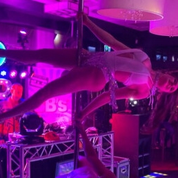 Impressive pole dance show act