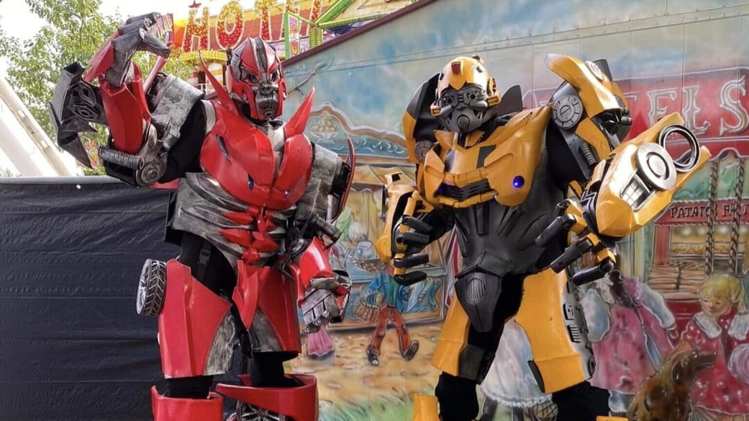 Giant Epic Robots in geel van rood.