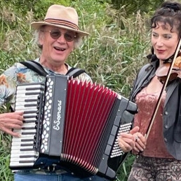 Singing group Teteringen  (NL) The Diva and the Troubadour