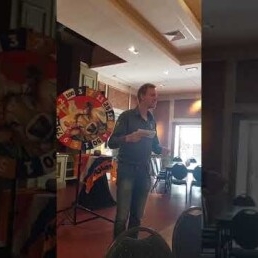 Presentator Assen  (NL) Michiel Westerdijk, serieuze presentator