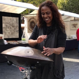 Groovy Handpan Player  een 1 woman act