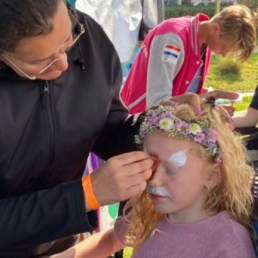 Make-up artist Beesd  (NL) Facepainting with Glitter - Facepainter