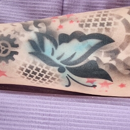 Kleurrijke Airbrush Tattoo Artiest