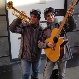 Charles Dickens itinerant music duo