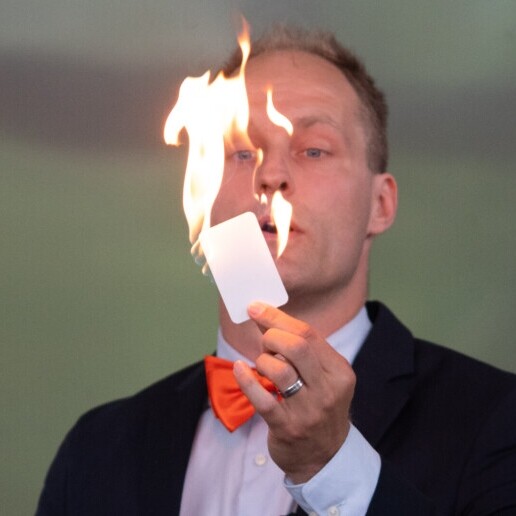Goochelaar Sleen  (NL) Teun - Stage Show + Rondlopend Goochelen