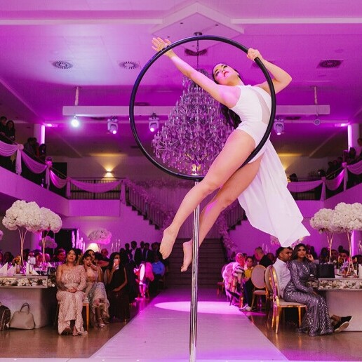 Acrobaat Amsterdam  (NL) Elegante Acrobatische Bruiloftshow