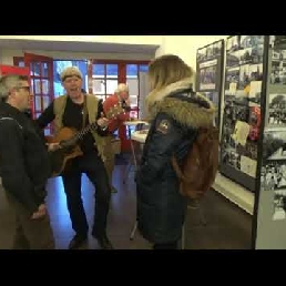 De hippe Zorgtroubadour