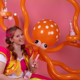 Balloon artist Bella Ballon