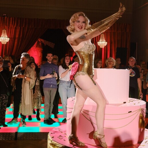 Danser Amsterdam  (NL) Burlesque Pop Out Cake Act