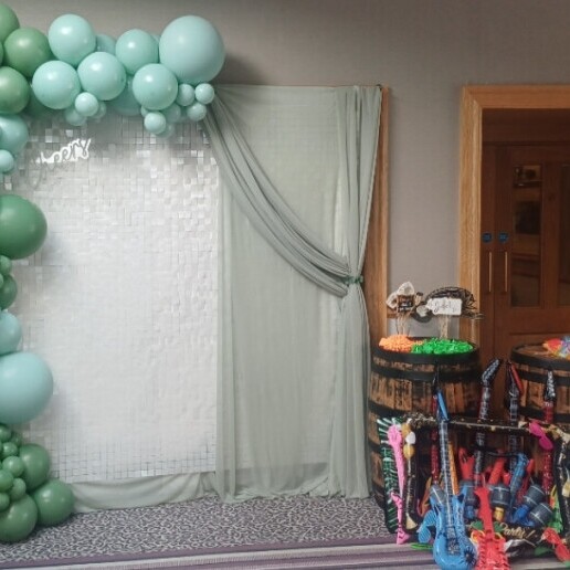Ballon artiest Den Haag  (NL) Glinsterende achtergrond met ballonstyling