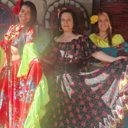 Dansgroep Lelystad  (NL) Vrolijke Gipsy Hostesses ontvangst