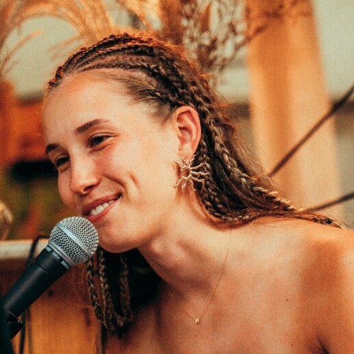 Singer (female) Noordwolde  (Friesland)(NL) Singer-songwriter Pink!