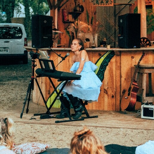 Zangeres Noordwolde  (Friesland)(NL) Bruiloft Zangeres Roze