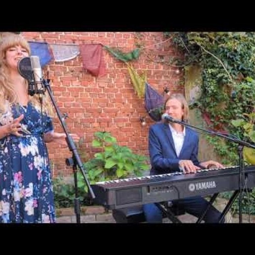 Singer (female) Amersfoort  (NL) The right tone: vocals and piano