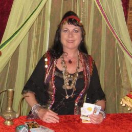 Fortune teller Groningen  (NL) Soothsayer Samiera, laying tarot cards