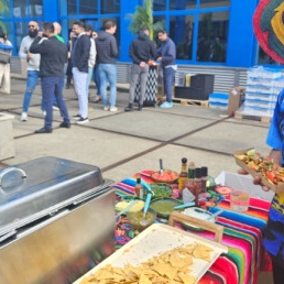 Juan de Nachos met guacamole man