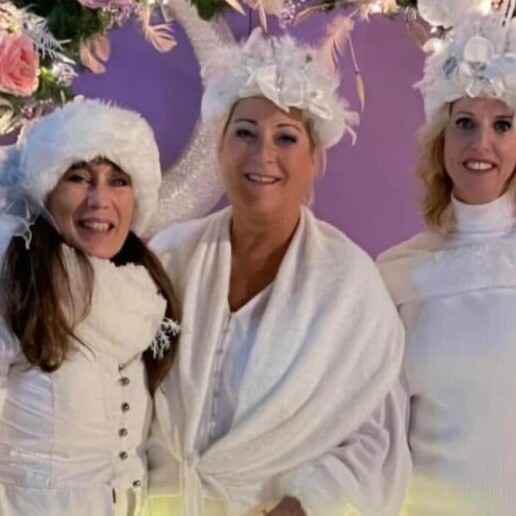 Singing group Oosterhout  (Noord Brabant)(NL) Muzikale kerstact Icequeens in White