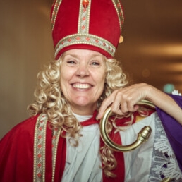 Vrouwelijke Sinterklaas met  hoofdpiet