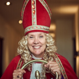 Vrouwelijke Sinterklaas met  hoofdpiet