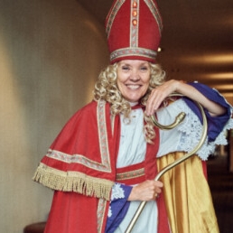 Vrouwelijke Sinterklaas met  hoofdpiet