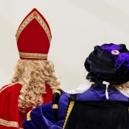 Vrouwelijke Sinterklaas met  hoofdpiet