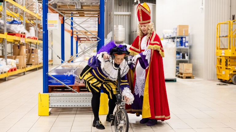 Vrouwelijke Sinterklaas met  hoofdpiet