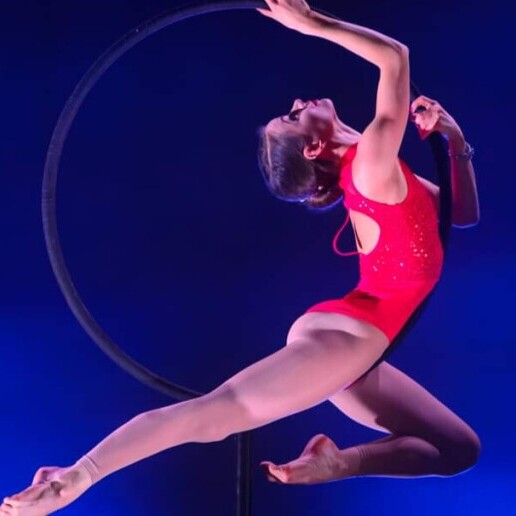 Acrobat Heeze  (NL) Standing Hoop - Acrobatics Act