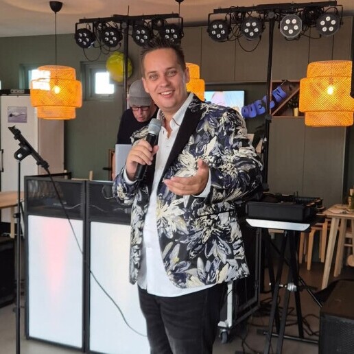 Zanger Brielle  (NL) Senioren Show Zanger incl. Geluid!