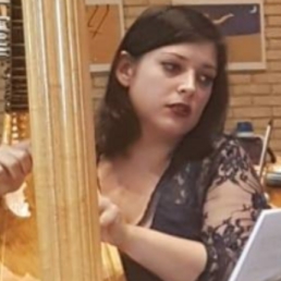 Harpist Sophie