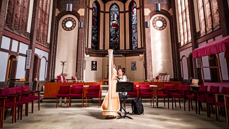 Harpist Sophie