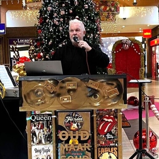 Drive-in show Hoofddorp  (NL) Retro-DJ Entertainer Bob spins and sings