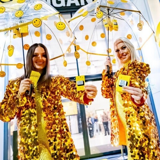 Actor Vught  (NL) Compliment hostesses | Happy Yellow