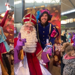 Sinterklaas en zijn pieten delen uit