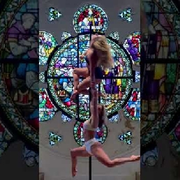 Acrobat Beesd  (NL) Duo pole dance- circus pole act