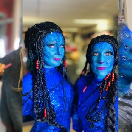 Avatar figure stilt walkers - actors