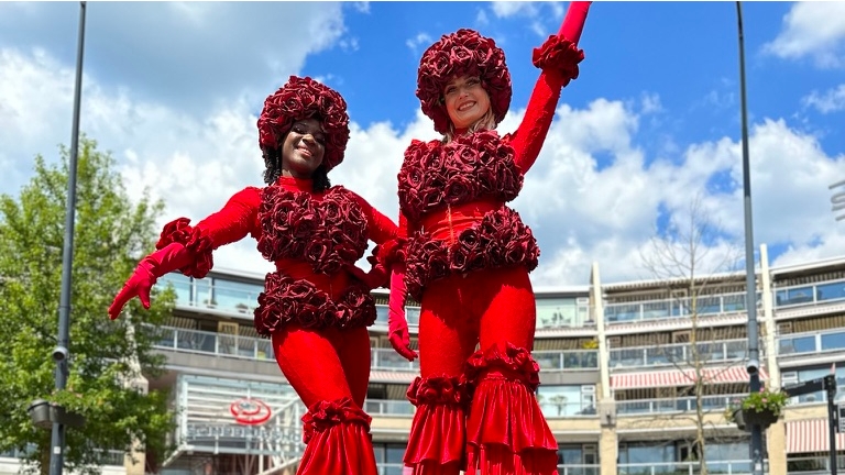 Stilt act - Red roses