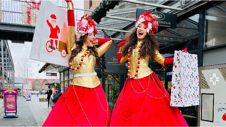 Stelten act - Christmas shopping ladies