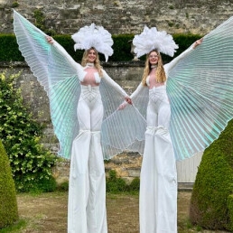 Actor Beesd  (NL) Stilt act - White wings