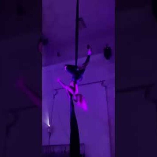 Aerial solo act in tissue /silk optreden