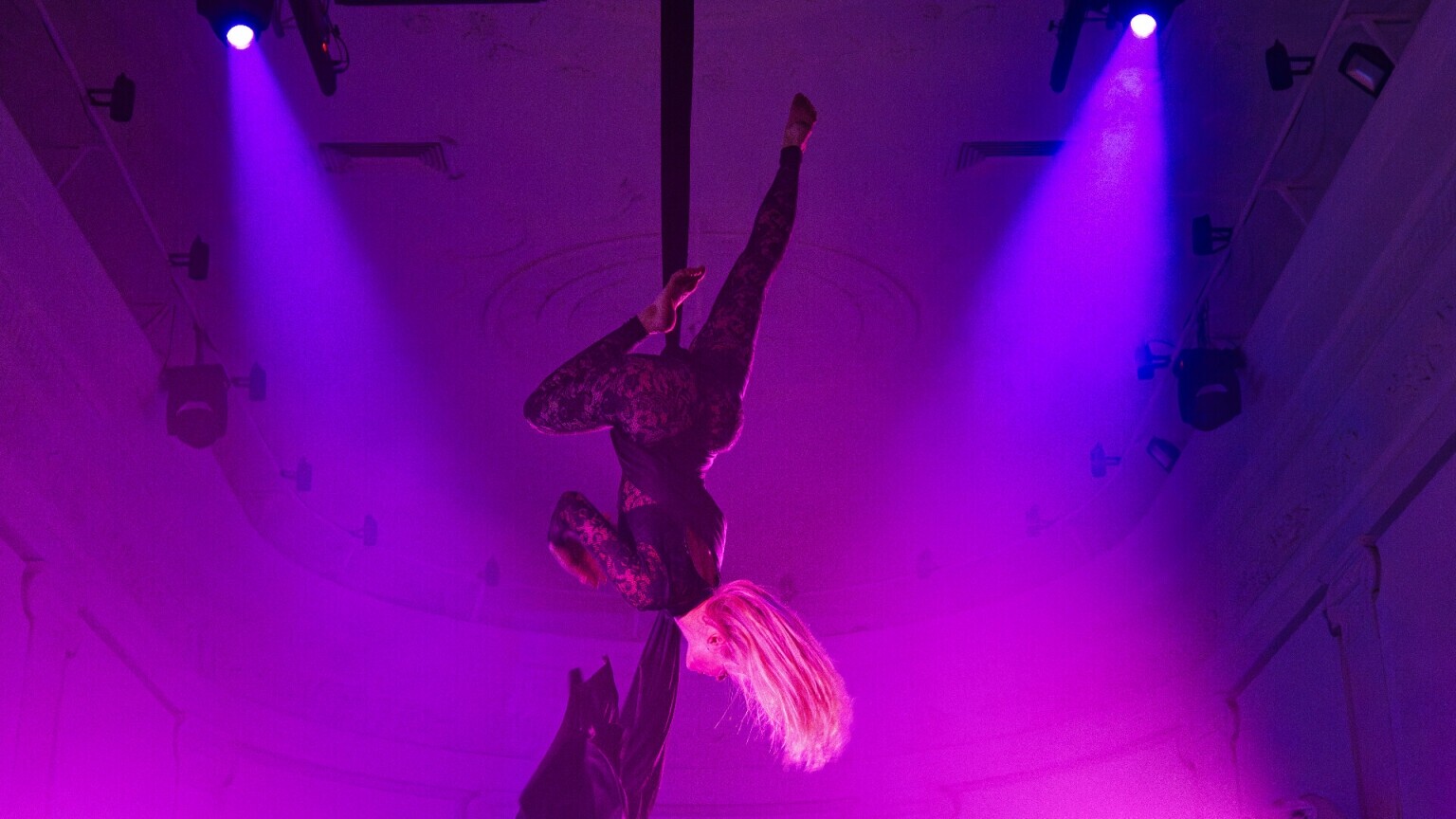 Aerial solo act in tissue /silk optreden