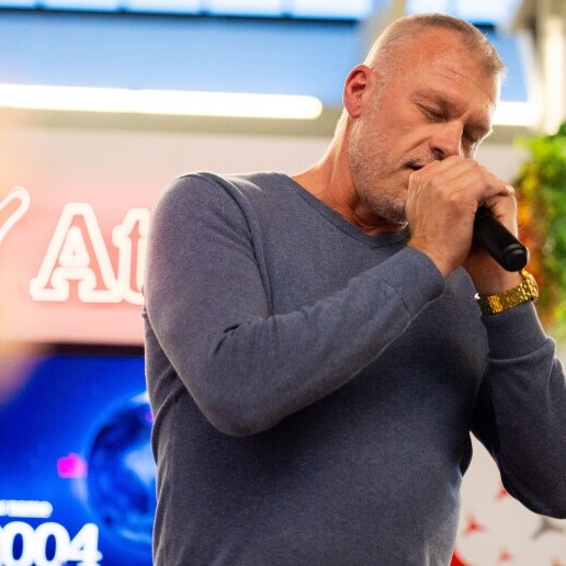 Zanger Amstelhoek  (NL) Zanger Tom Joël - incl. geluid!