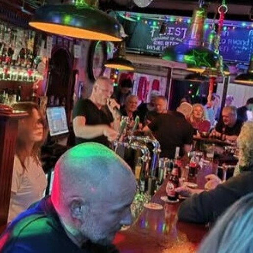 Zanger Amstelhoek  (NL) Tom Joël - Café op z'n kop -incl geluid!