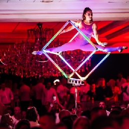 Acrobat Steenderen  (NL) Freestanding LED Cube act