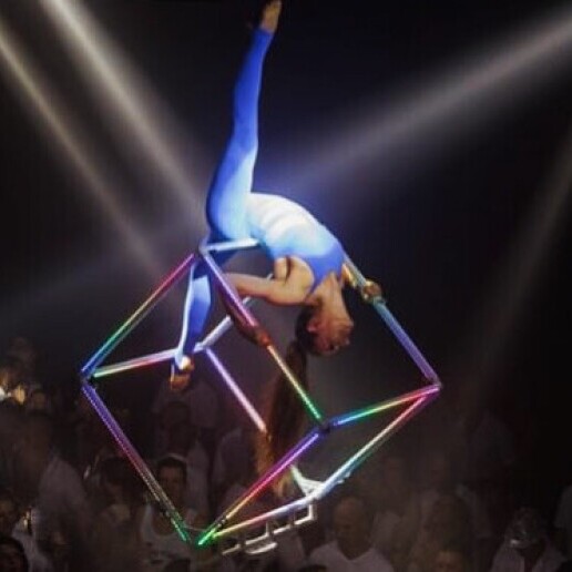 Acrobaat Steenderen  (NL) Flying Cube-Luchtacrobatiek-Aerial Act