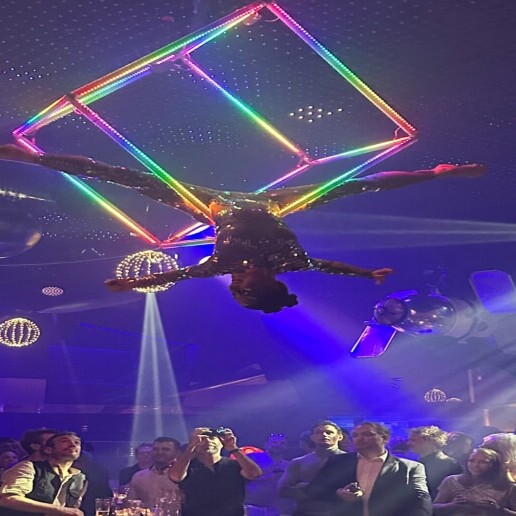Acrobat Steenderen  (NL) Flying Cube Airborne Aerial Act