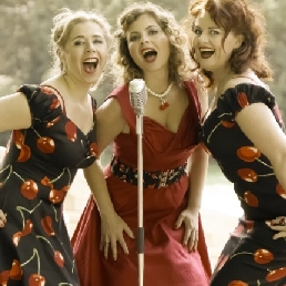 Singing group Rotterdam  (NL) Vocalswing trio 'The Cherries'!