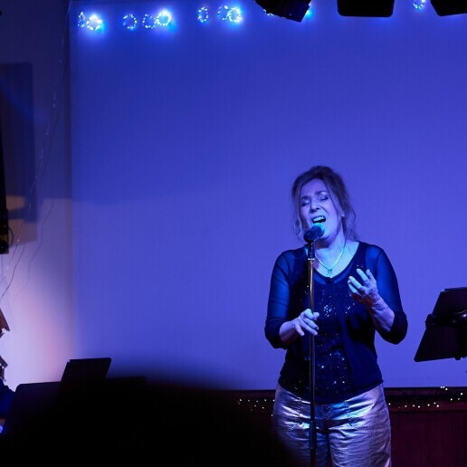 Zangeres Haaften  (NL) EZlivin': (power)ballads