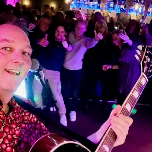 Singer (male) Utrecht  (NL) Pub atmosphere with William Finders