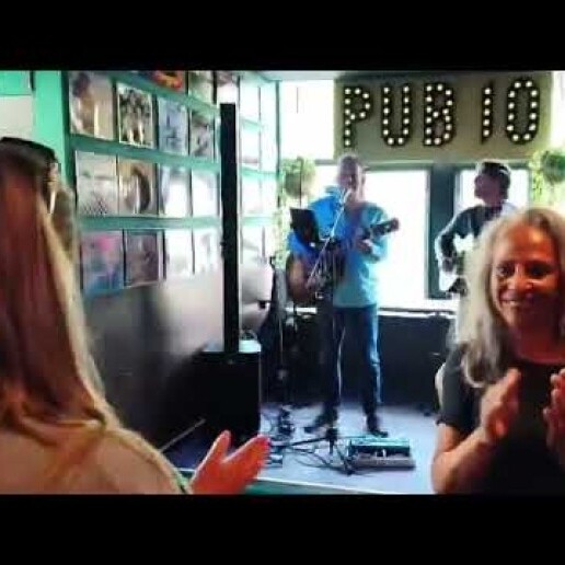 Singer (male) Utrecht  (NL) Pub atmosphere with William Finders