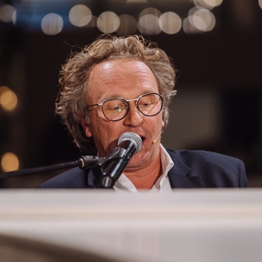 Presentator Nijmegen  (NL) Huug Duin, dagvoorzitter aan de piano